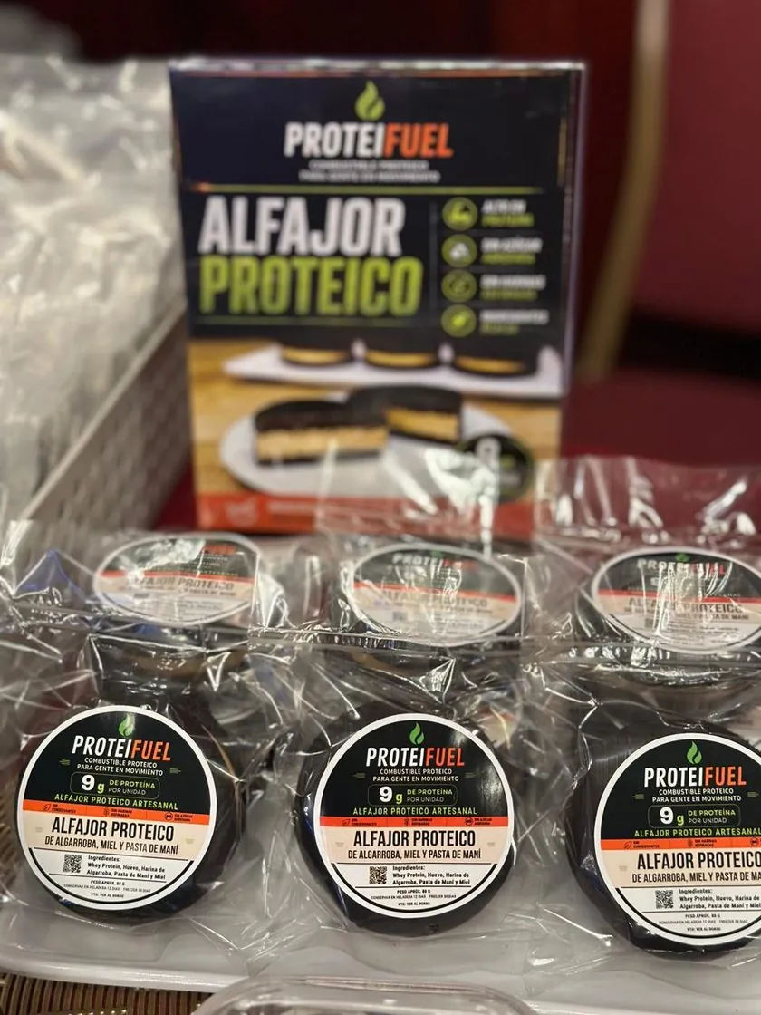 Alfajores proteicos ProteiFuel envasados, con su caja